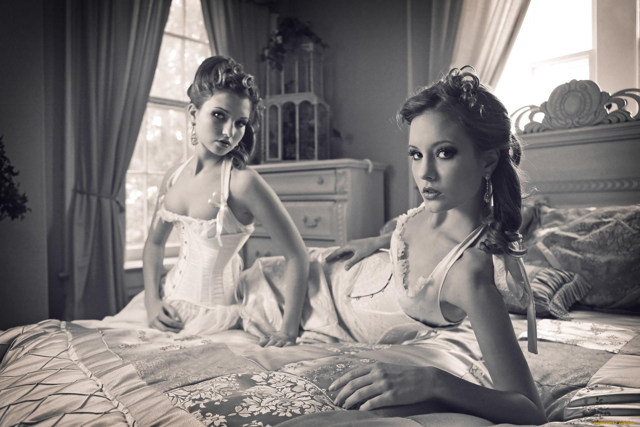 Две девушки в кровати